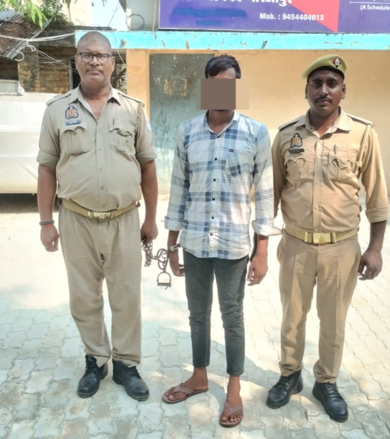 गिरफ्तार पशु तस्कर के साथ पुलिस गिरफ्तार पशु तस्कर के साथ पुलिस
