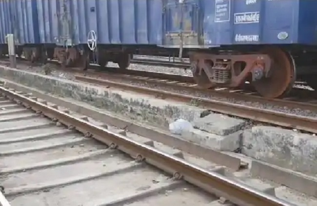 घटनास्थल पर ट्रेन रुकने के बाद का फोटो घटनास्थल पर ट्रेन रुकने के बाद का फोटो