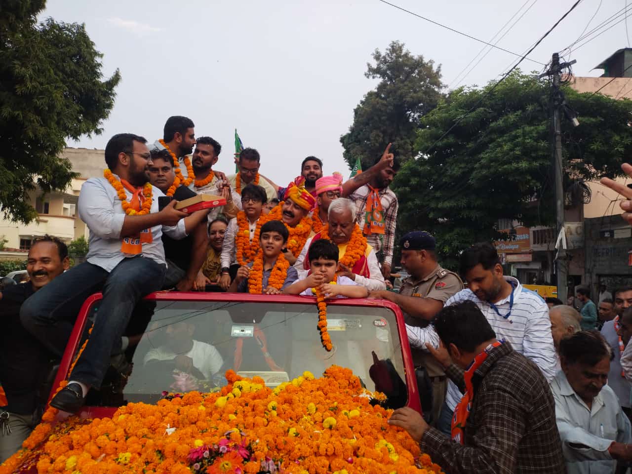 जश्न मनाते विधायक घनश्याम दास अरोड़ा जश्न मनाते विधायक घनश्याम दास अरोड़ा