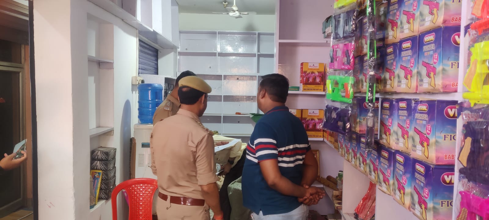 पटाखा दुकानों पर सिटी मजिस्ट्रेट ने चलाया चेकिंग अभियान ,पटाखा की दुकान का कागज ने मिलने पर दुकान किया सीज:इंद्र नंदन सिंह पटाखा दुकानों पर सिटी मजिस्ट्रेट ने चलाया चेकिंग अभियान ,पटाखा की दुकान का कागज ने मिलने पर दुकान किया सीज:इंद्र नंदन सिंह