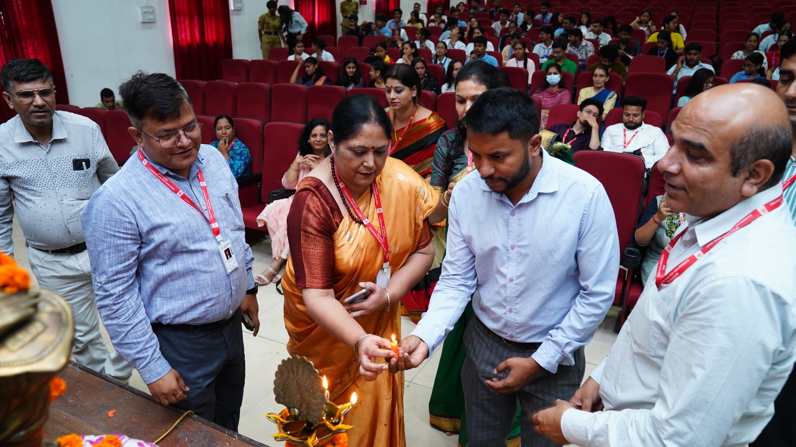 श्री गुरु राम राय विश्वविद्यालय के सांस्कृतिक सप्ताह के दूसरे मंगलवार को कार्यक्रम का शुभारंभ करते हुए।