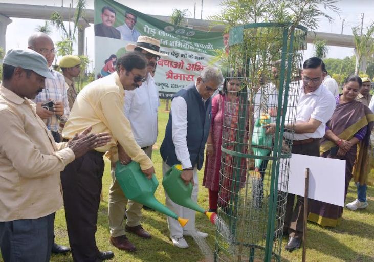 पेड़ बचाओ अभियन का शुभारम्भ करते वन मंत्री