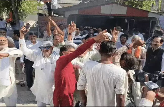 रेवाड़ी भाजपा कार्यालय के बाहर जश्न मनाते हुए कार्यकर्ता। रेवाड़ी भाजपा कार्यालय के बाहर जश्न मनाते हुए कार्यकर्ता।
