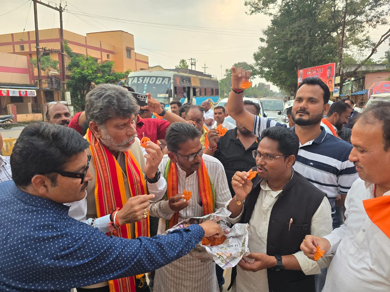 भाजपा प्रदेश अध्यक्ष किरण सिंह देव ने सबको खिलाई मिठाई
