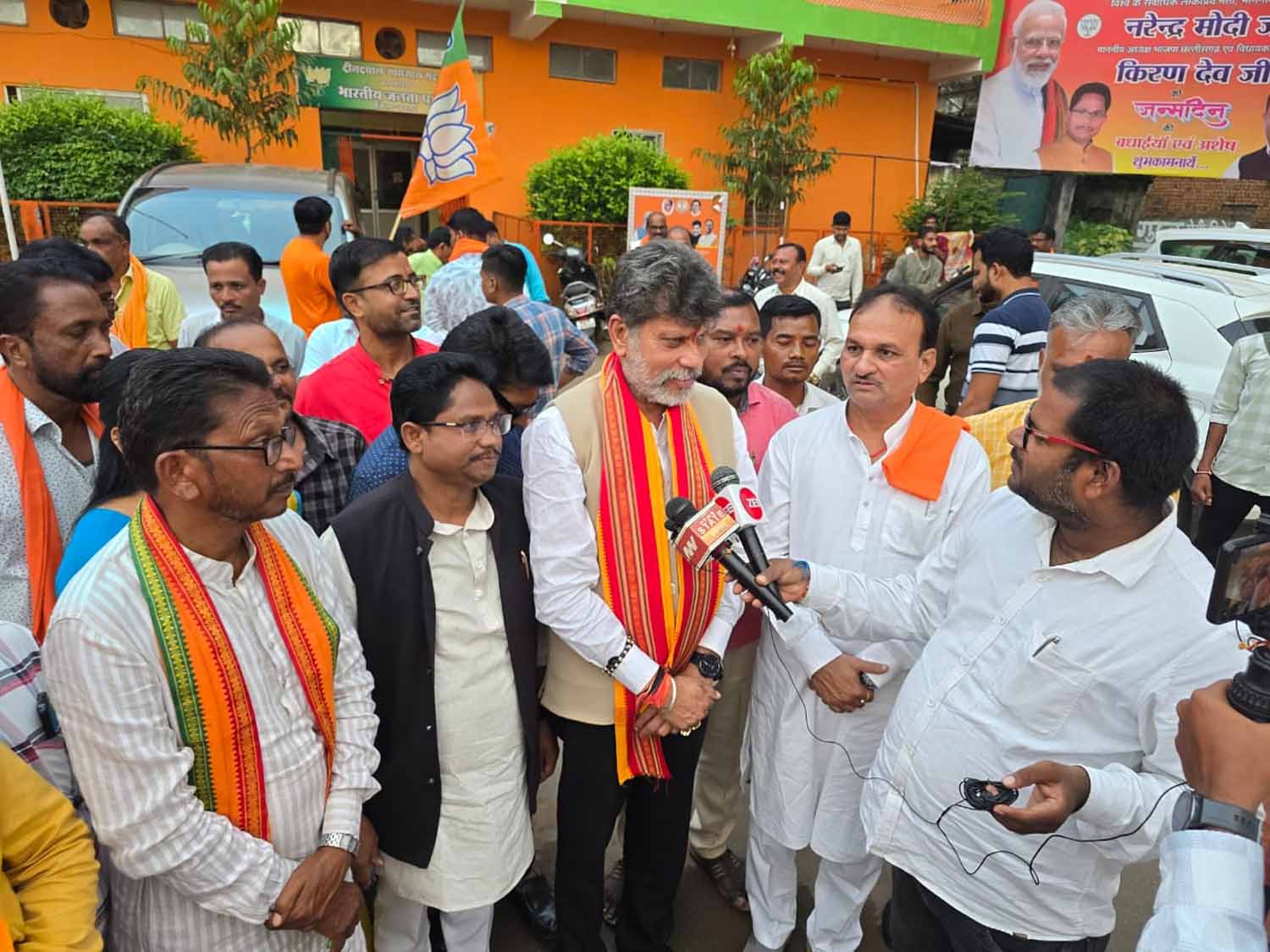 हरियाणा में भाजपा की जीत पर रायपुर के कुशाभाऊ ठाकरे परिसर और एकात्म परिसर में भाजपा नेताओं, पदाधिकारियों व कार्यकर्ता जश्न मनाते हरियाणा