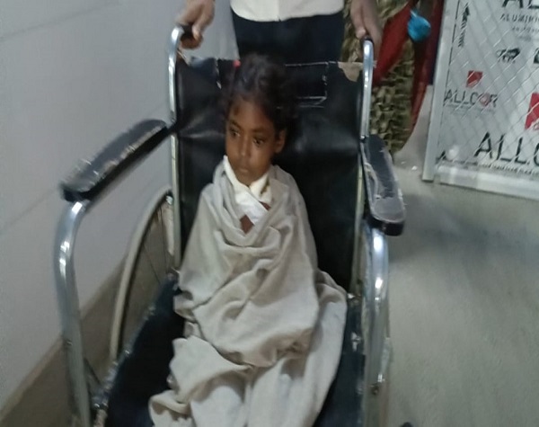 वन्य जीव के हमले से घायल बालिका वन्य जीव के हमले से घायल बालिका