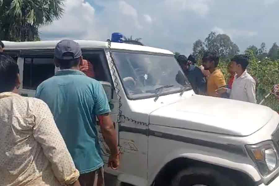 पुलिस को घेरकर विरोध प्रदर्शन पुलिस को घेरकर विरोध प्रदर्शन