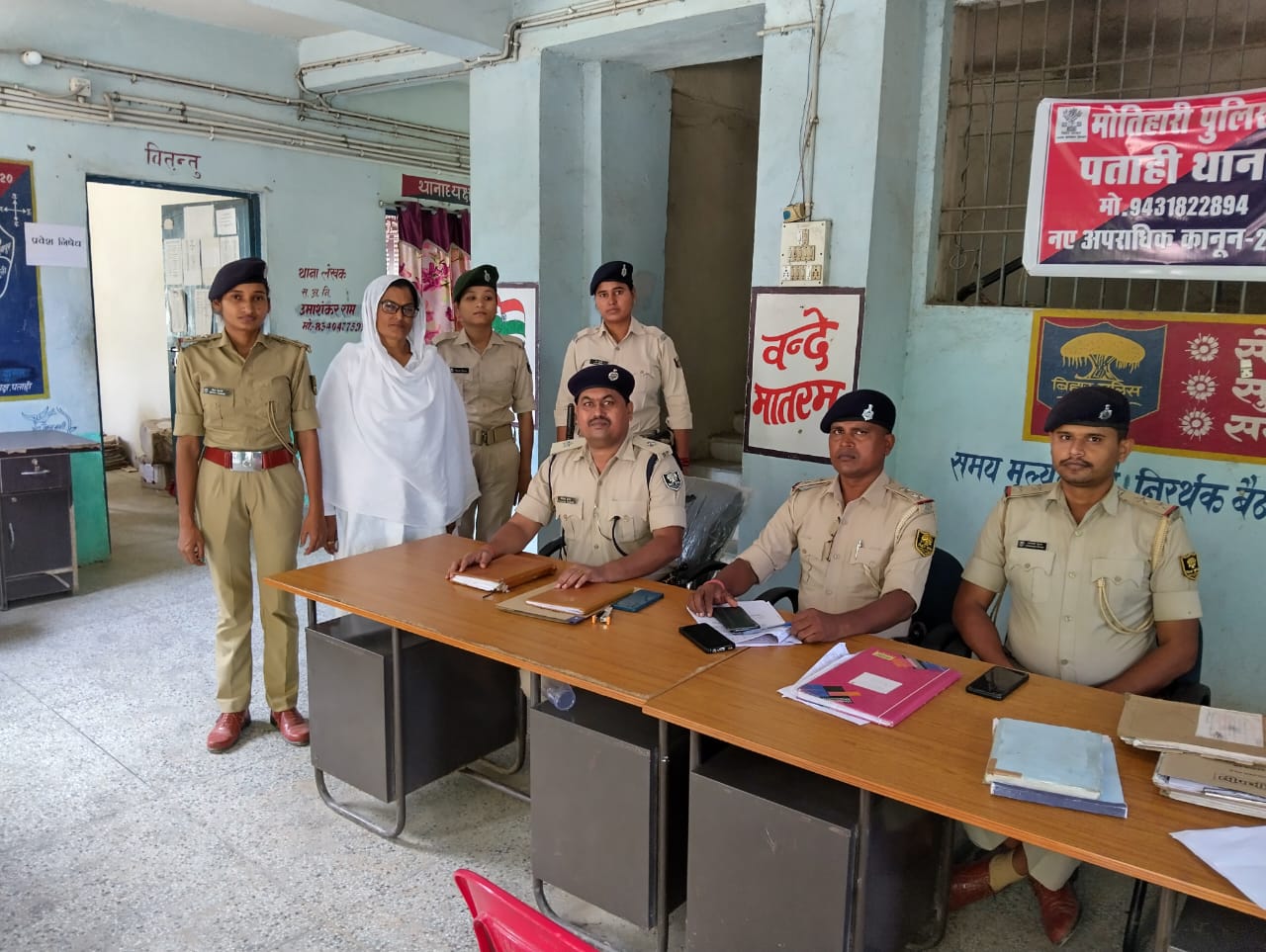 पुलिस गिरफ्त में इनामी महिला अपराधी रीता सिंह पुलिस गिरफ्त में इनामी महिला अपराधी रीता सिंह