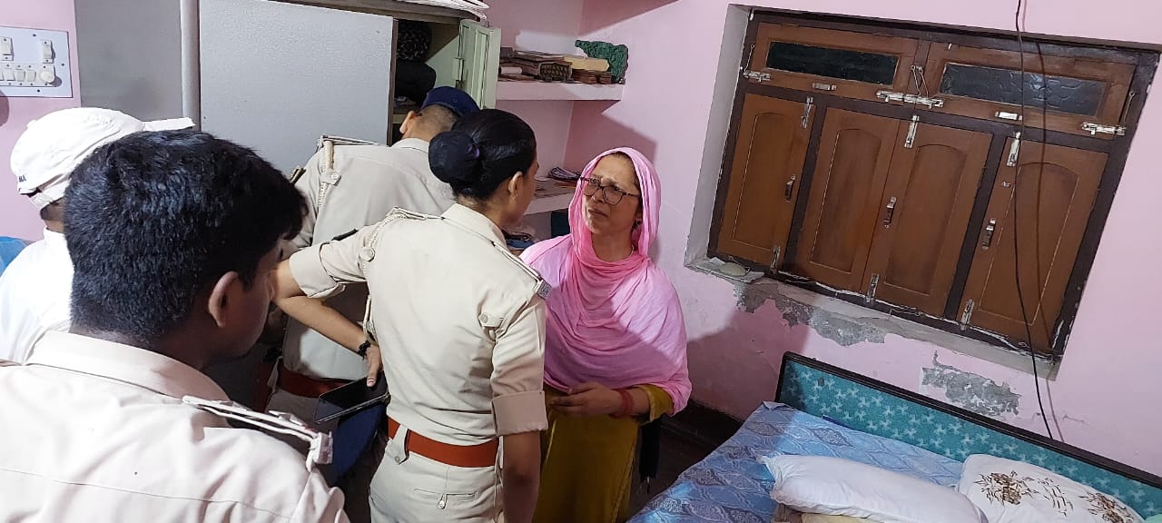 अररिया फोटो:चोरी हुए घर मेमपुलिस जांच करती अररिया फोटो:चोरी हुए घर मेमपुलिस जांच करती