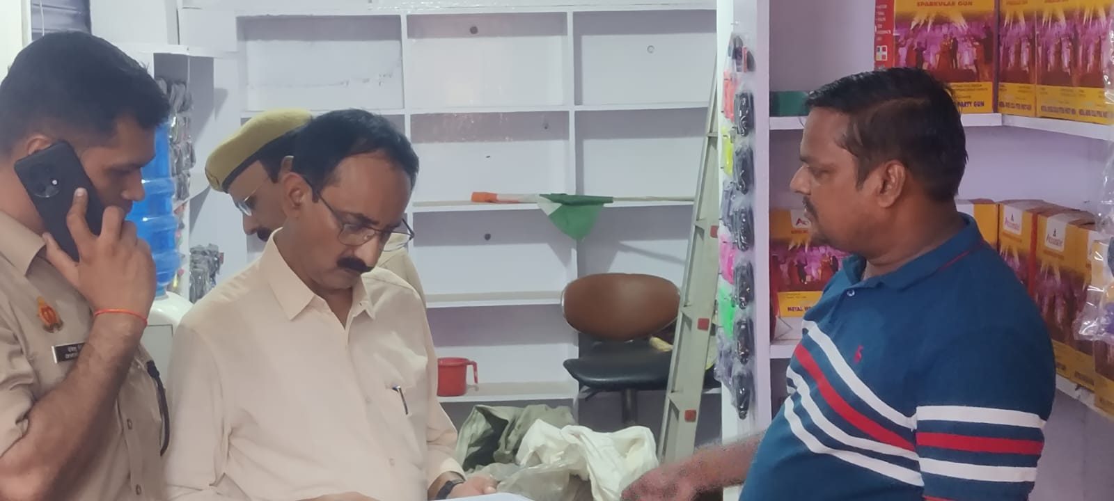 पटाखा दुकानों पर सिटी मजिस्ट्रेट ने चलाया चेकिंग अभियान ,पटाखा की दुकान का कागज ने मिलने पर दुकान किया सीज:इंद्र नंदन सिंह