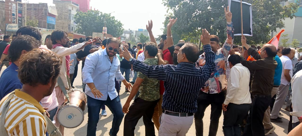 भाजपा की प्रचंड जीत के बाद जश्र मनाते कार्यकर्ता भाजपा की प्रचंड जीत के बाद जश्र मनाते कार्यकर्ता