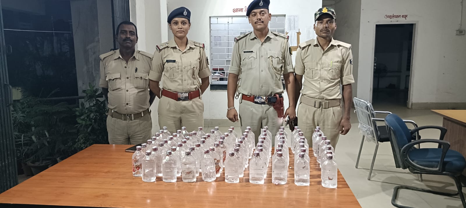 अररिया फोटो:बरामद शराब के साथ पुलिस अररिया फोटो:बरामद शराब के साथ पुलिस