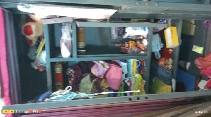 खाली पड़ी अलमारी खाली पड़ी अलमारी