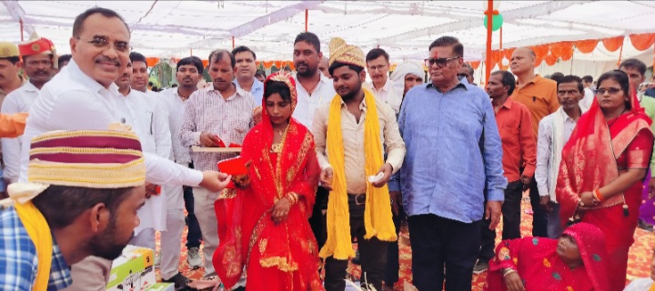 कन्नौज: सामूहिक विवाह योजना में 132 जोड़े परिणय सूत्र में बंधे, 5 के निकाह भी हुए कन्नौज: सामूहिक विवाह योजना में 132 जोड़े परिणय सूत्र में बंधे, 5 के निकाह भी हुए