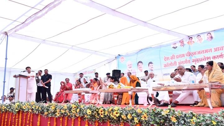 देश की पहली पीएम जनमन आवास कॉलोनी के उद्घाटन समारोह को संबोधित करते हुए केन्द्रीय मंत्री सिंधिया देश की पहली पीएम जनमन आवास कॉलोनी के उद्घाटन समारोह को संबोधित करते हुए केन्द्रीय मंत्री सिंधिया