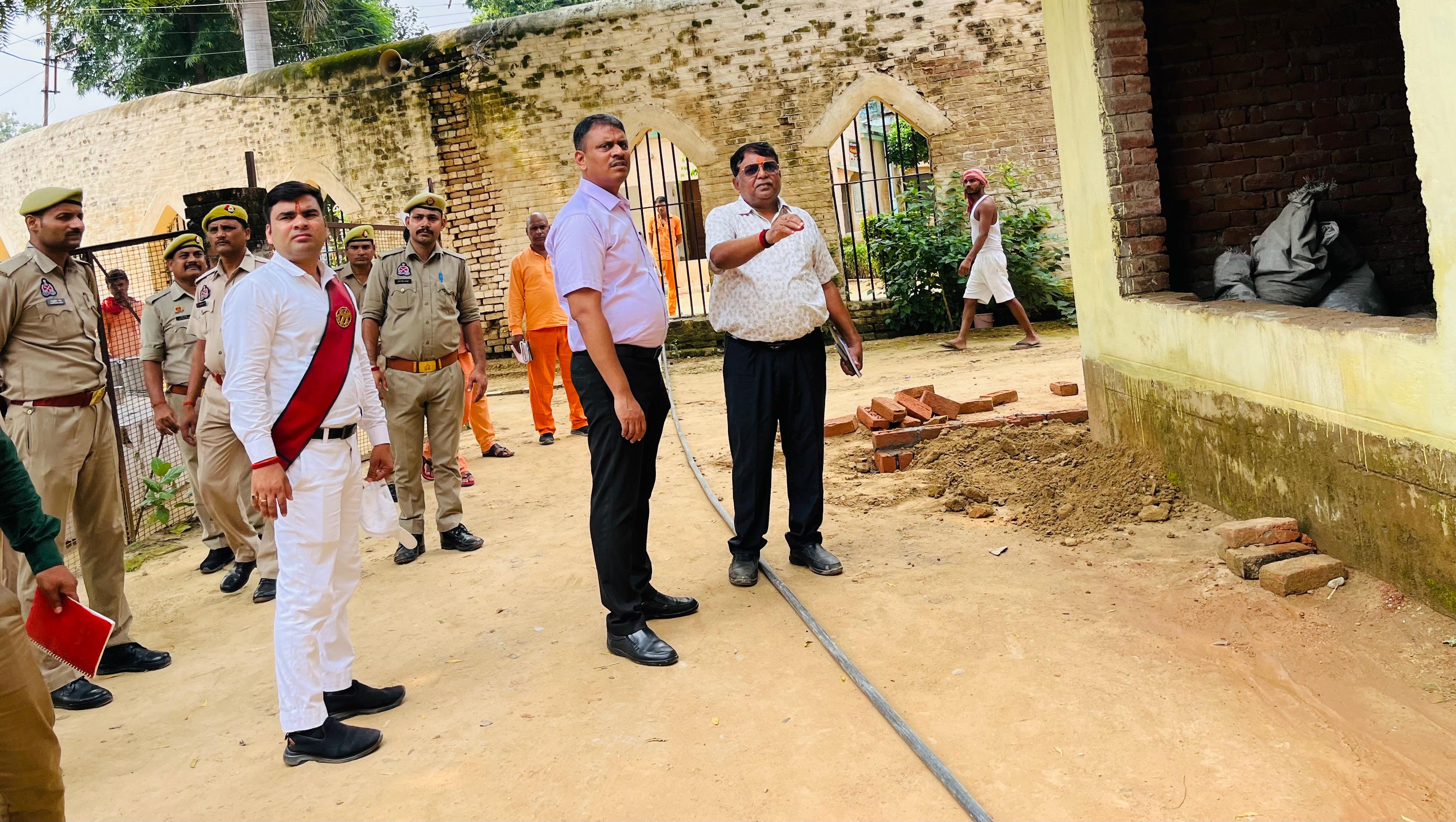 जिलाधिकारी केन्द्रीय कारागार में बैरकों का निरीक्षण करते हुए: फोटो बच्चा गुप्ता