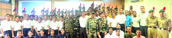 आर्मी रिक्रूटमेंट ऑफिसर्स एनसीसी कैडेटस के साथ आर्मी रिक्रूटमेंट ऑफिसर्स एनसीसी कैडेटस के साथ