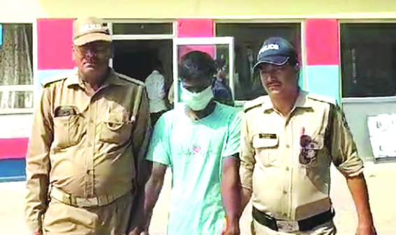 पुलिस गिरफ्त में आरोपित पुलिस गिरफ्त में आरोपित