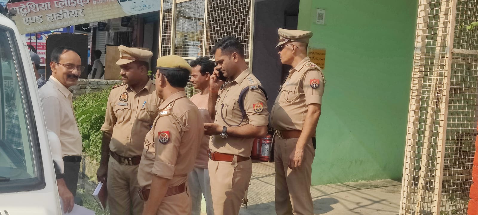 पटाखा दुकानों पर सिटी मजिस्ट्रेट ने चलाया चेकिंग अभियान ,पटाखा की दुकान का कागज ने मिलने पर दुकान किया सीज:इंद्र नंदन सिंह