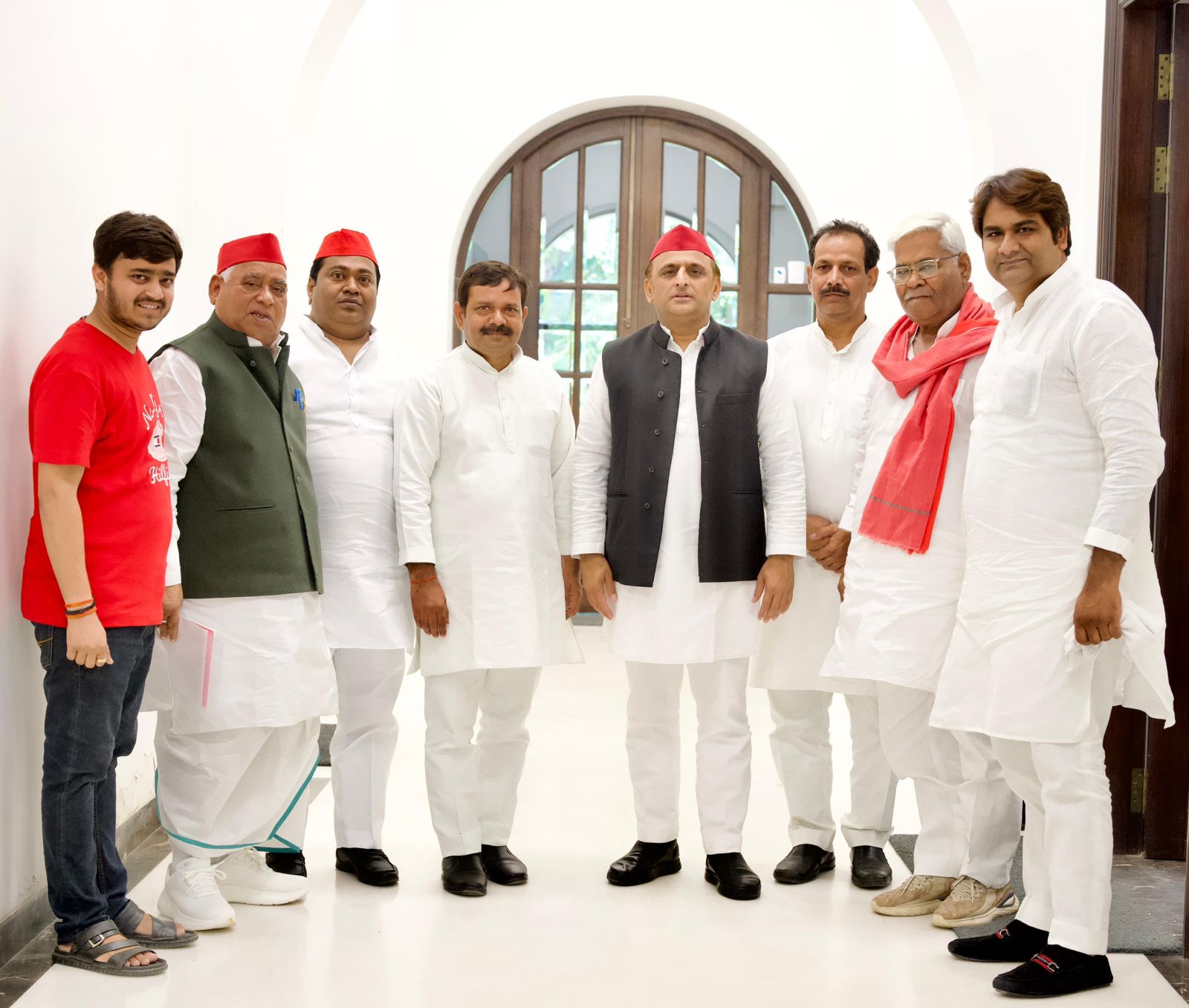 उपाध्यक्ष अखिलेश यादव से मुलाकात करते सांसद अवधेश प्रसाद समेत अन्य सपा नेतागण उपाध्यक्ष अखिलेश यादव से मुलाकात करते सांसद अवधेश प्रसाद समेत अन्य सपा नेतागण