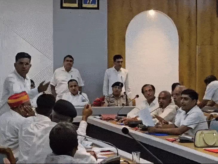 जिला परिषद की बैठक में कई बार पक्ष और विपक्ष आमने-सामने हो गए। जिला परिषद की बैठक में कई बार पक्ष और विपक्ष आमने-सामने हो गए।