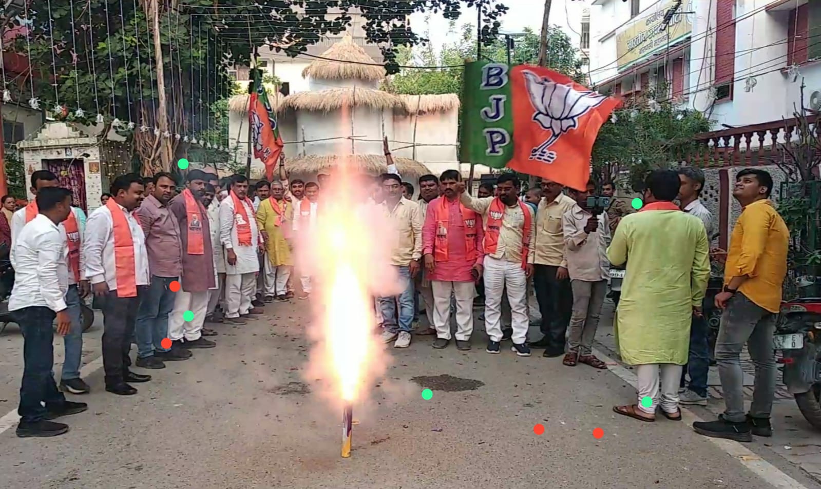 जश्न मनाते भाजपा कार्यकर्ता:फोटो बच्चा गुप्ता जश्न मनाते भाजपा कार्यकर्ता:फोटो बच्चा गुप्ता