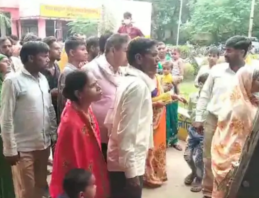 मौके पर मौजूद भीड़ मौके पर मौजूद भीड़