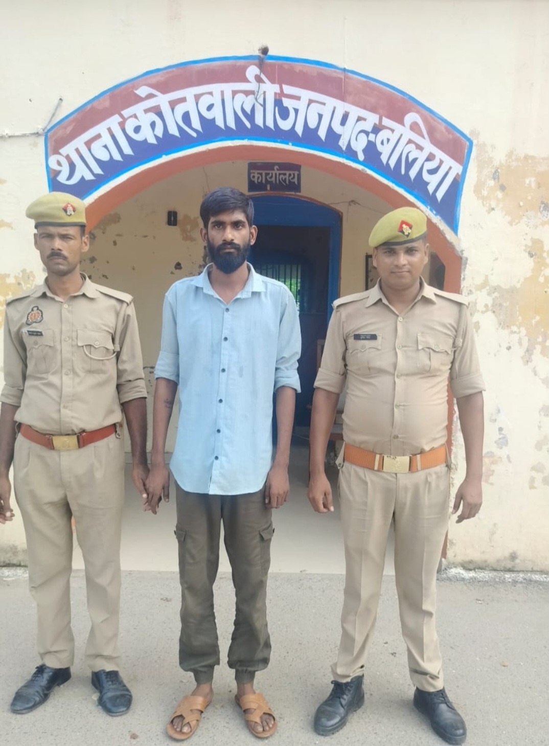 गिरफ्तार शख्स गिरफ्तार शख्स