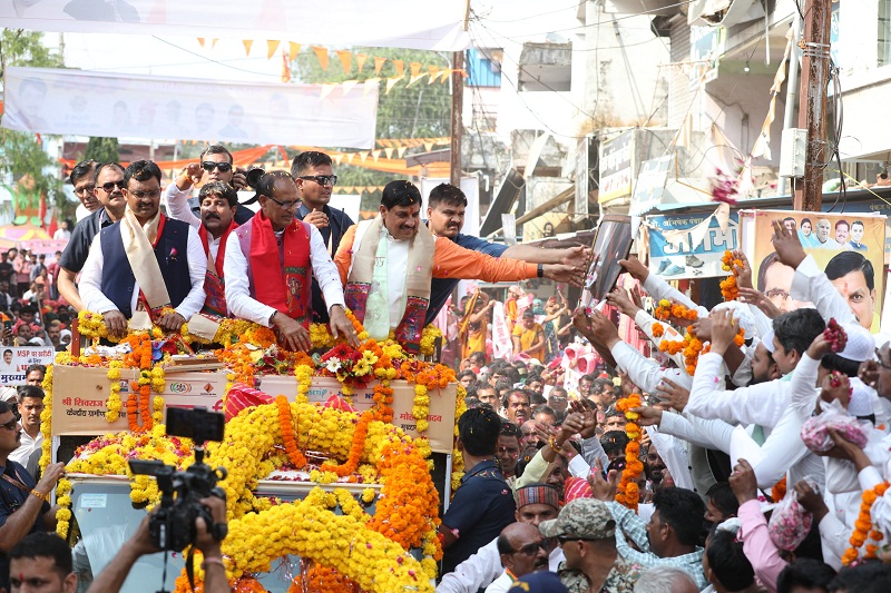 मुख्यमंत्री डॉ यादव और केन्द्रीय कृषि मंत्री चौहान ने भैरूंदा में किया रोड शो