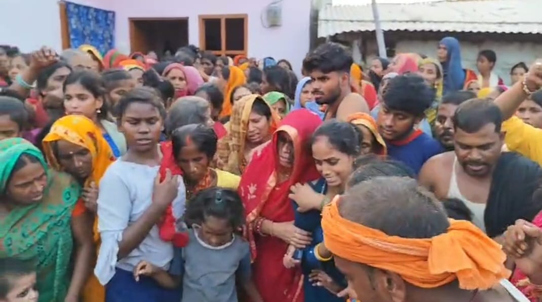 किशोर की मौत के बाद रोते बिलखते परिजन