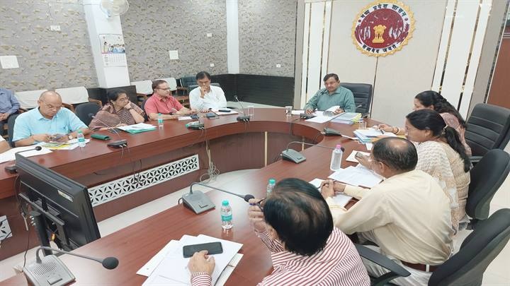 साप्ताहिक समीक्षा बैठक लेते हुए कमिश्नर बीएस जामोद