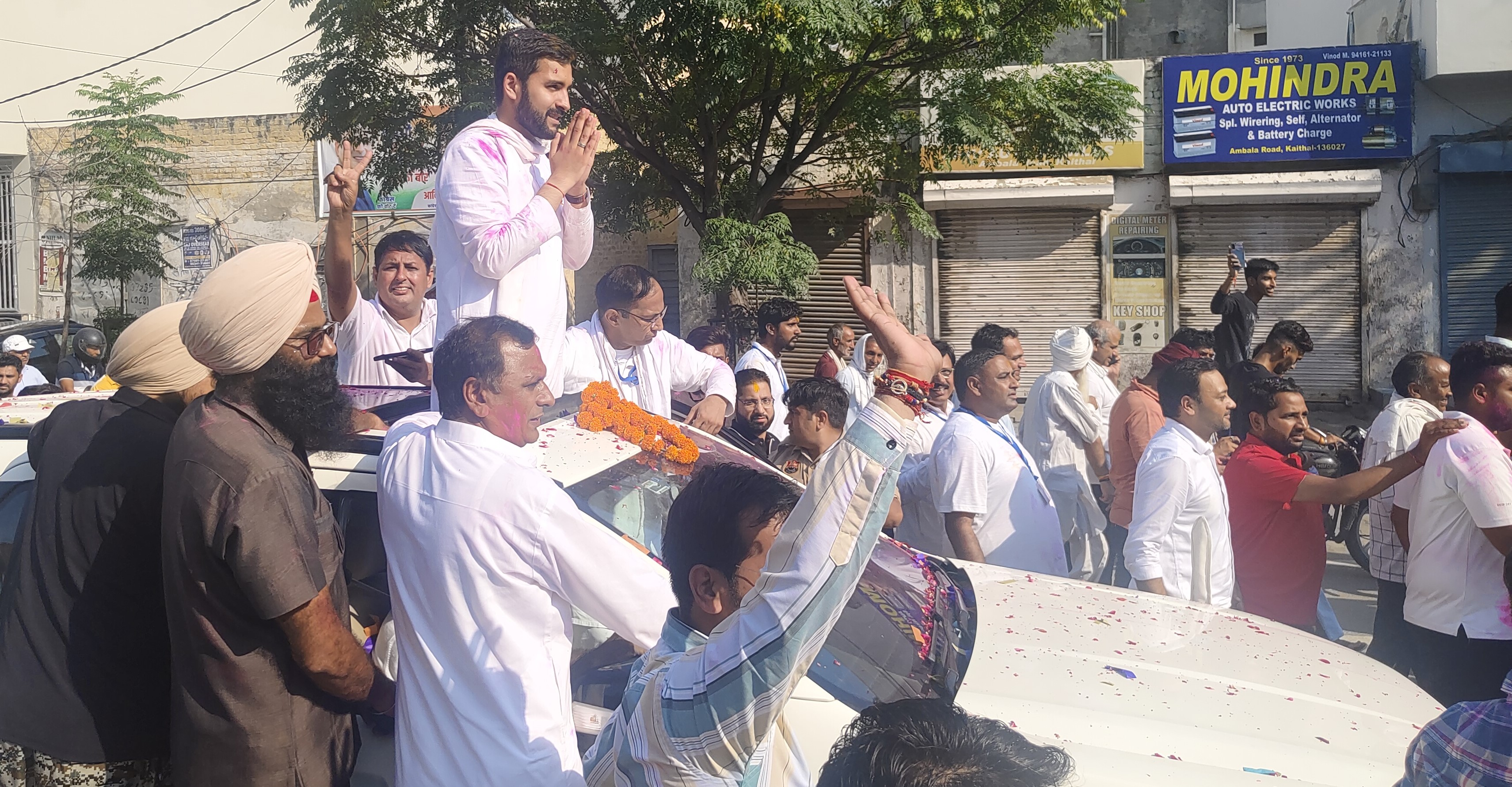 कैथल शहर में विजय जुलूस निकालते हुए कांग्रेस के विधायक आदित्य सुरजेवाला। कैथल शहर में विजय जुलूस निकालते हुए कांग्रेस के विधायक आदित्य सुरजेवाला।