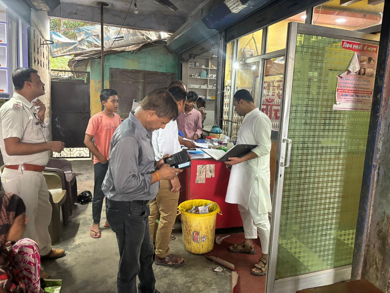 अररिया फोटो:स्वथ्य विभाग की येमजांच करते अररिया फोटो:स्वथ्य विभाग की येमजांच करते