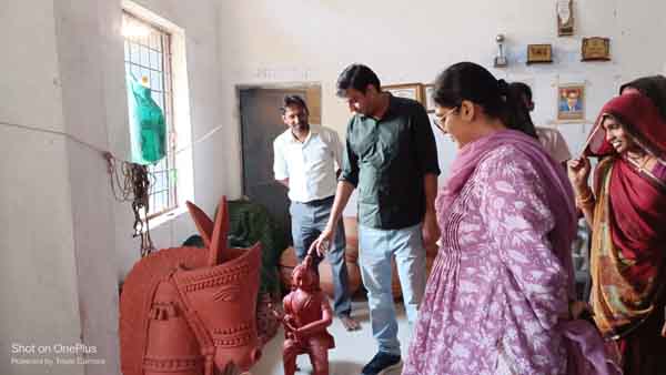 छतरपुर : पर्यटकाें के लिए चंद्रनगर में माटी एवं टैराकोटा केंद्र बना आकर्षण का केंद्र छतरपुर : पर्यटकाें के लिए चंद्रनगर में माटी एवं टैराकोटा केंद्र बना आकर्षण का केंद्र