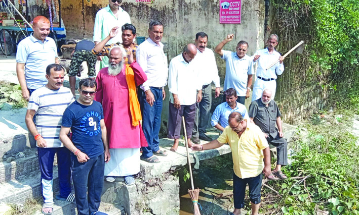 सफाई अभियान के दौरान सफाई अभियान के दौरान