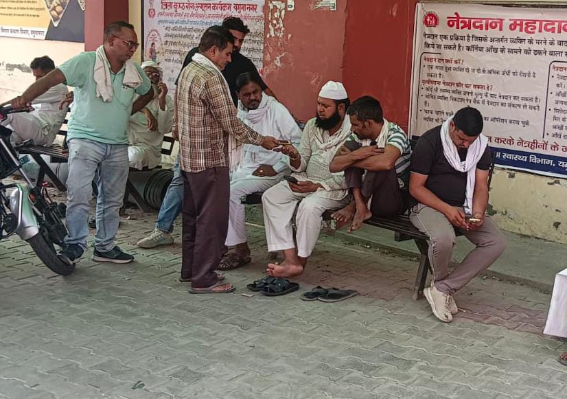पोस्टमार्टम कराते हुए परिजन पोस्टमार्टम कराते हुए परिजन