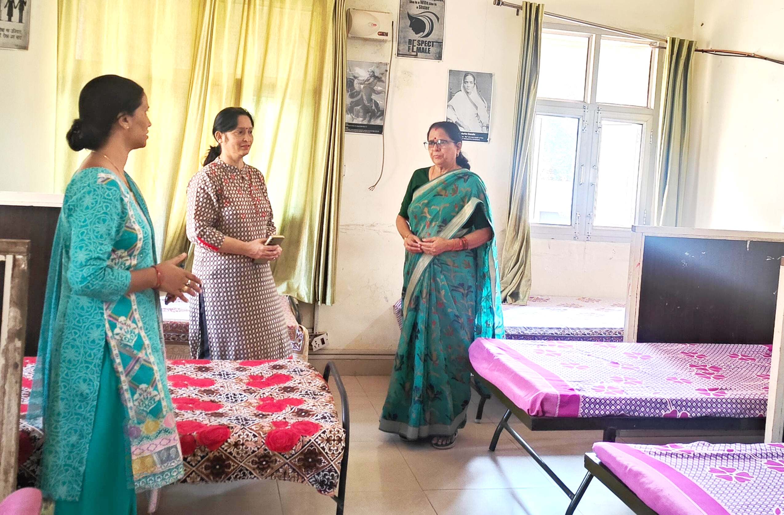 सखी वन स्टॉप सेंटर में पीड़िता से जानकारी लेतीं उत्तराखंड राज्य महिला आयोग की अध्यक्ष कुसुम कंडवाल। सखी वन स्टॉप सेंटर में पीड़िता से जानकारी लेतीं उत्तराखंड राज्य महिला आयोग की अध्यक्ष कुसुम कंडवाल।