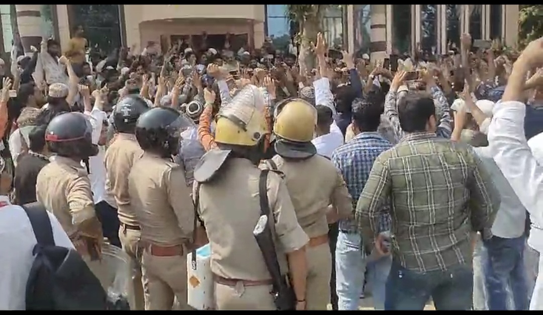 शाहजहांपुर में यति नरसिंहानंद के खिलाफ फूटा मुस्लिम समुदाय का गुस्सा, प्रदर्शन कर सौंपा ज्ञापन शाहजहांपुर में यति नरसिंहानंद के खिलाफ फूटा मुस्लिम समुदाय का गुस्सा, प्रदर्शन कर सौंपा ज्ञापन