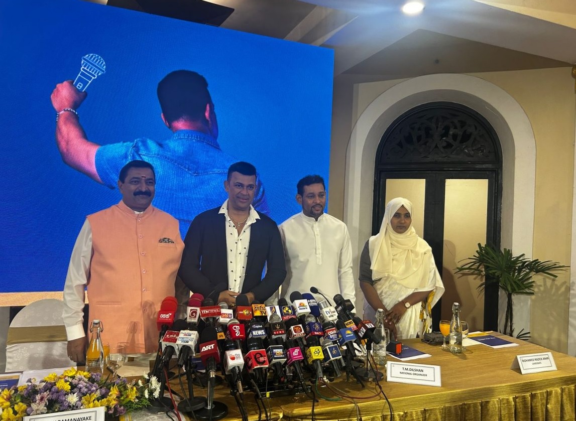 अभिनेता रंजन रामनायके और पूर्व क्रिकेटर टीएम दिलशान ने कहा कि उनकी पार्टी का चुनाव चिह्न माइक्रोफोन होगा। फोटो-इंटरनेट मीडिया अभिनेता रंजन रामनायके और पूर्व क्रिकेटर टीएम दिलशान ने कहा कि उनकी पार्टी का चुनाव चिह्न माइक्रोफोन होगा। फोटो-इंटरनेट मीडिया