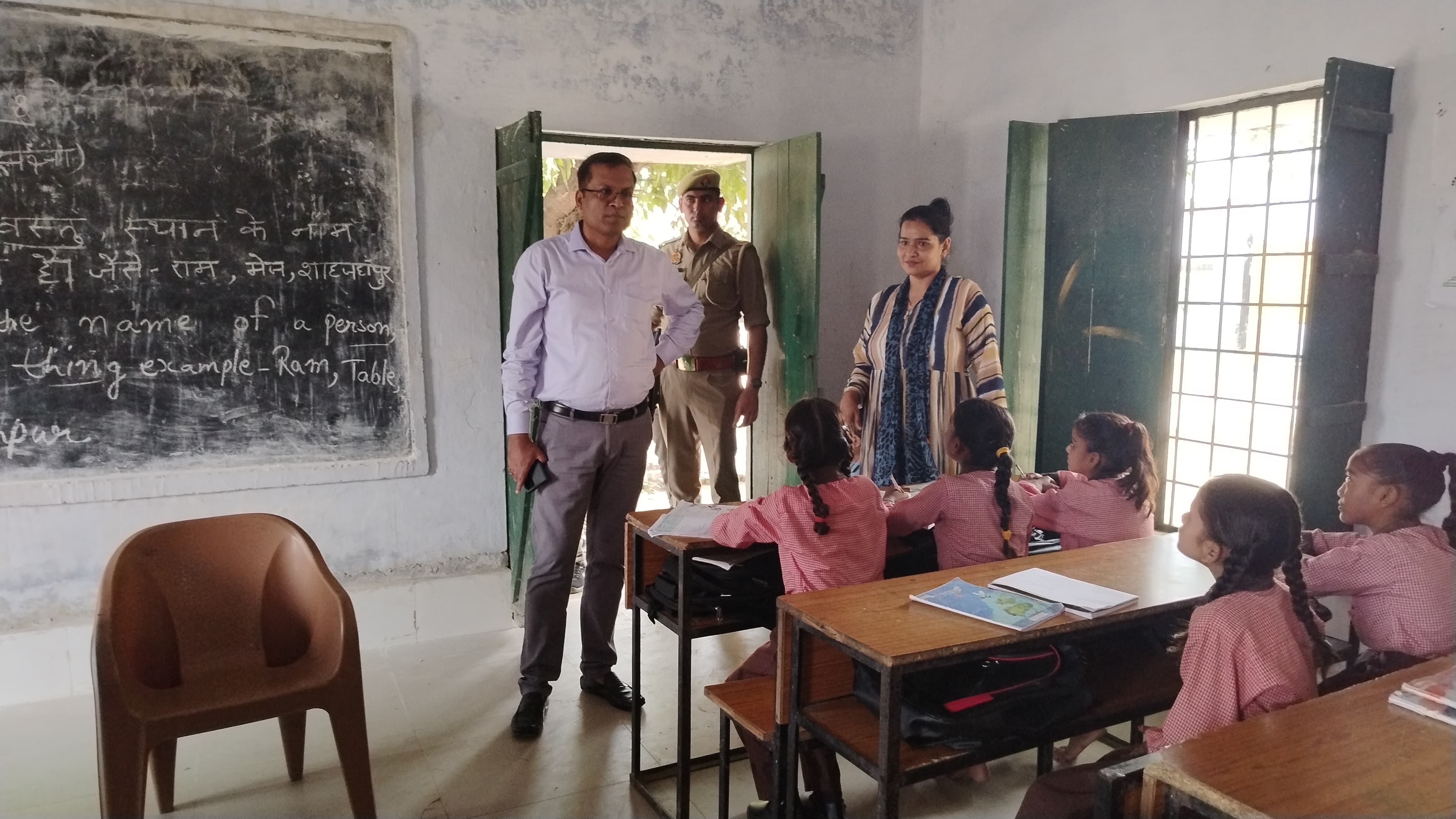 जिलाधिकारी ने सरकारी सस्ते गल्ले की दुकान का किया निरीक्षण, मिला खराब अनाज