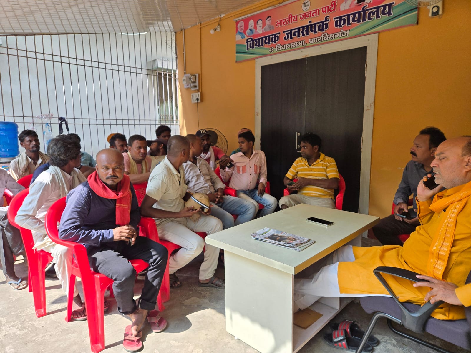 अररिया फोटो:विधायक से मजदूर वेतन को लेकर गुहार लगाते अररिया फोटो:विधायक से मजदूर वेतन को लेकर गुहार लगाते
