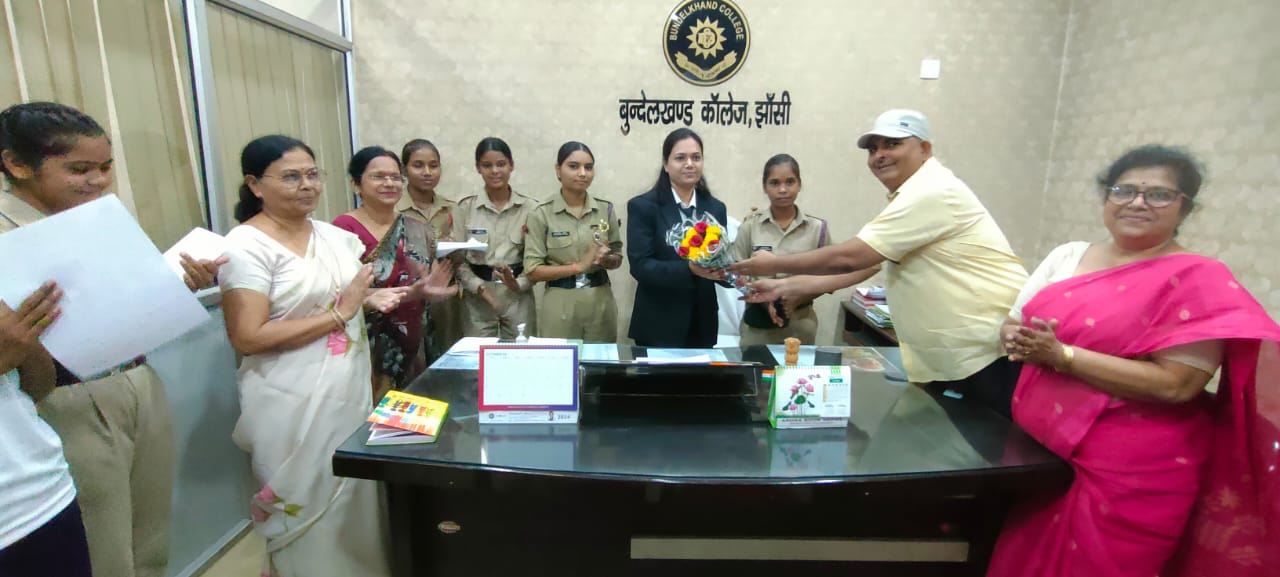 एक दिन की प्राचार्या का स्वागत करते प्राचार्य डॉ. एस के राय एक दिन की प्राचार्या का स्वागत करते प्राचार्य डॉ. एस के राय