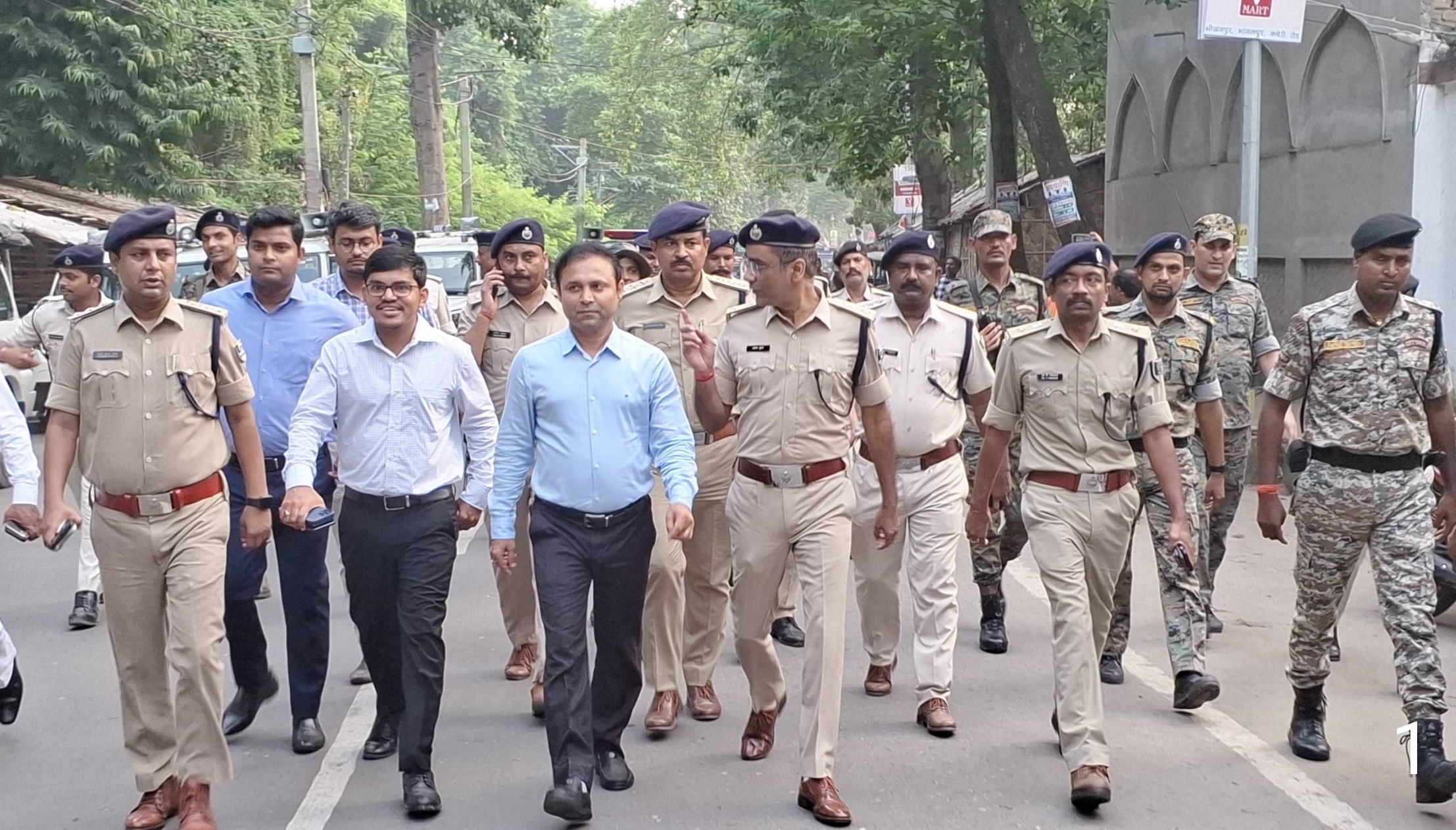 फ्लैग मार्च मार्च में शामिल अधिकारी फ्लैग मार्च मार्च में शामिल अधिकारी
