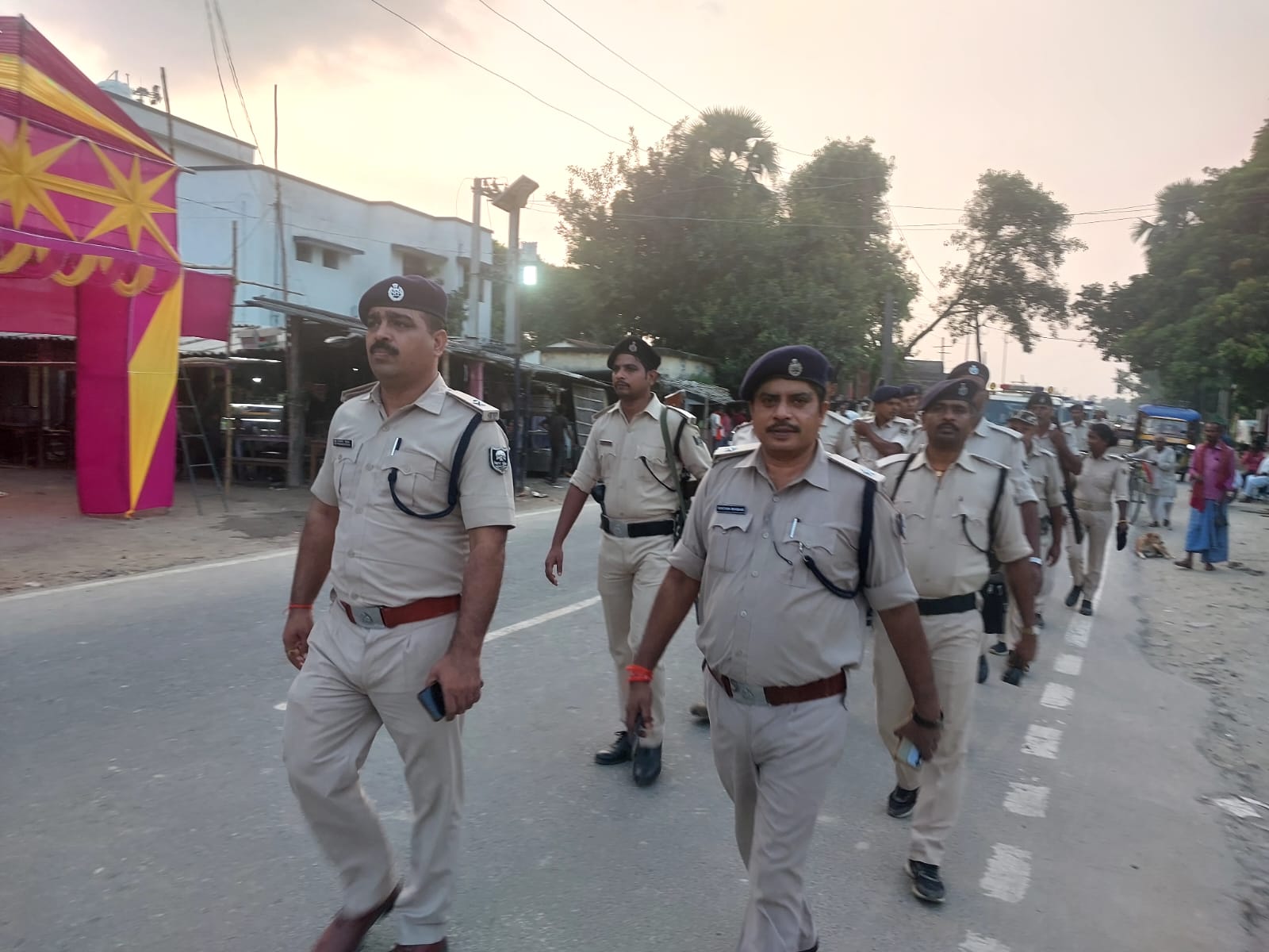 दूर्गापूजा को लेकर बेतिया में फ्लैग मार्च।