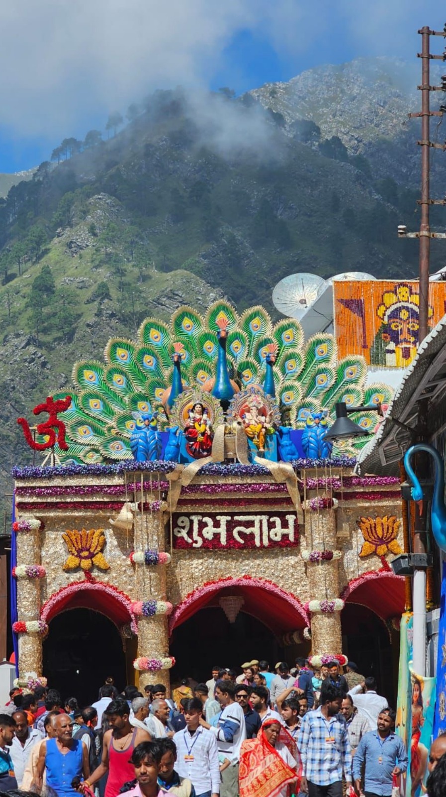 देश विदेश से गुलजार हुआ मां वैष्णो देवी का भवन। देश विदेश से गुलजार हुआ मां वैष्णो देवी का भवन।