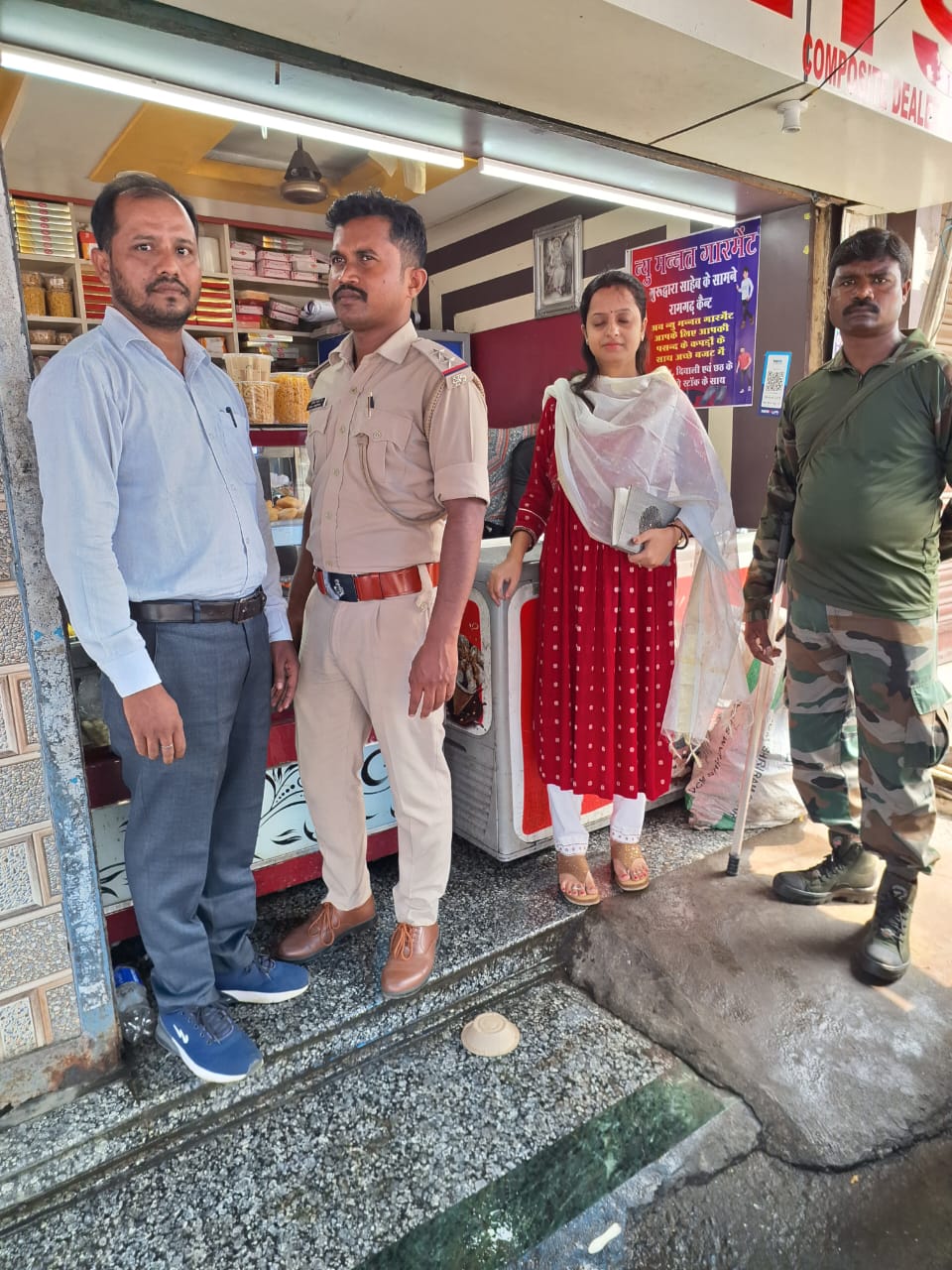 जांच अभियान चलाते अधिकारी