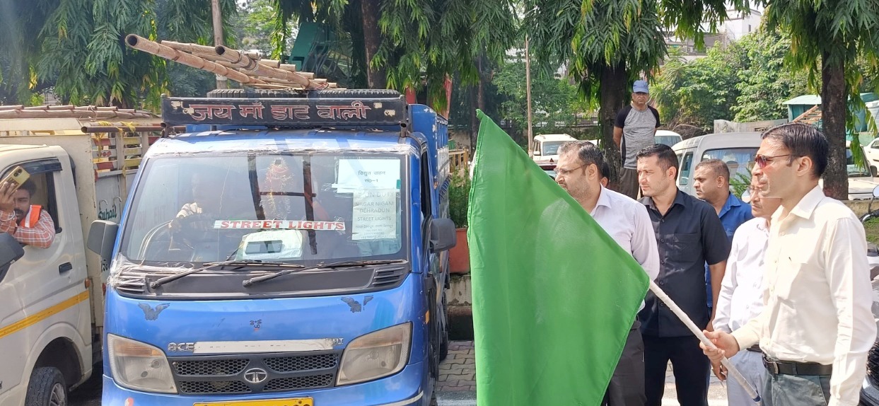 स्ट्रीट लाइट मरम्मत वाहनों को हरी झंडी दिखाते जिलाधिकारी सविन बंसल। स्ट्रीट लाइट मरम्मत वाहनों को हरी झंडी दिखाते जिलाधिकारी सविन बंसल।