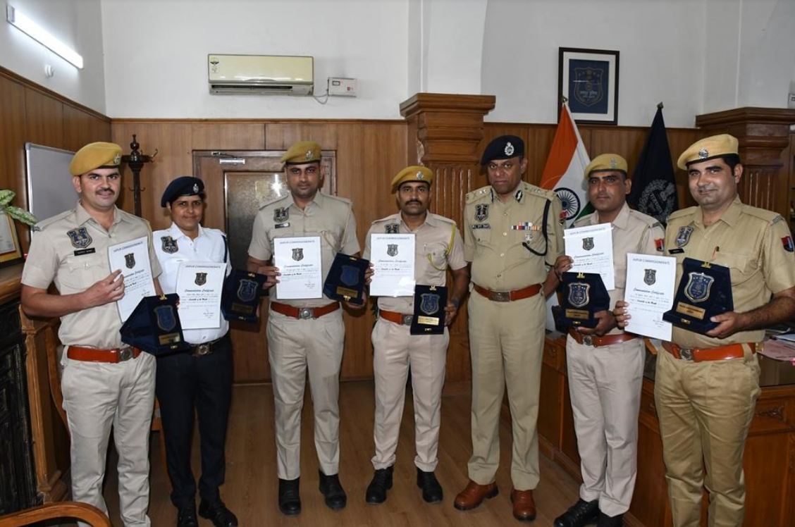 उत्कृष्ट एवं सराहनीय कार्य करने वाले छह पुलिसकर्मी कांस्टेबल ऑफ दी मंथ अवार्ड से सम्मानित उत्कृष्ट एवं सराहनीय कार्य करने वाले छह पुलिसकर्मी कांस्टेबल ऑफ दी मंथ अवार्ड से सम्मानित