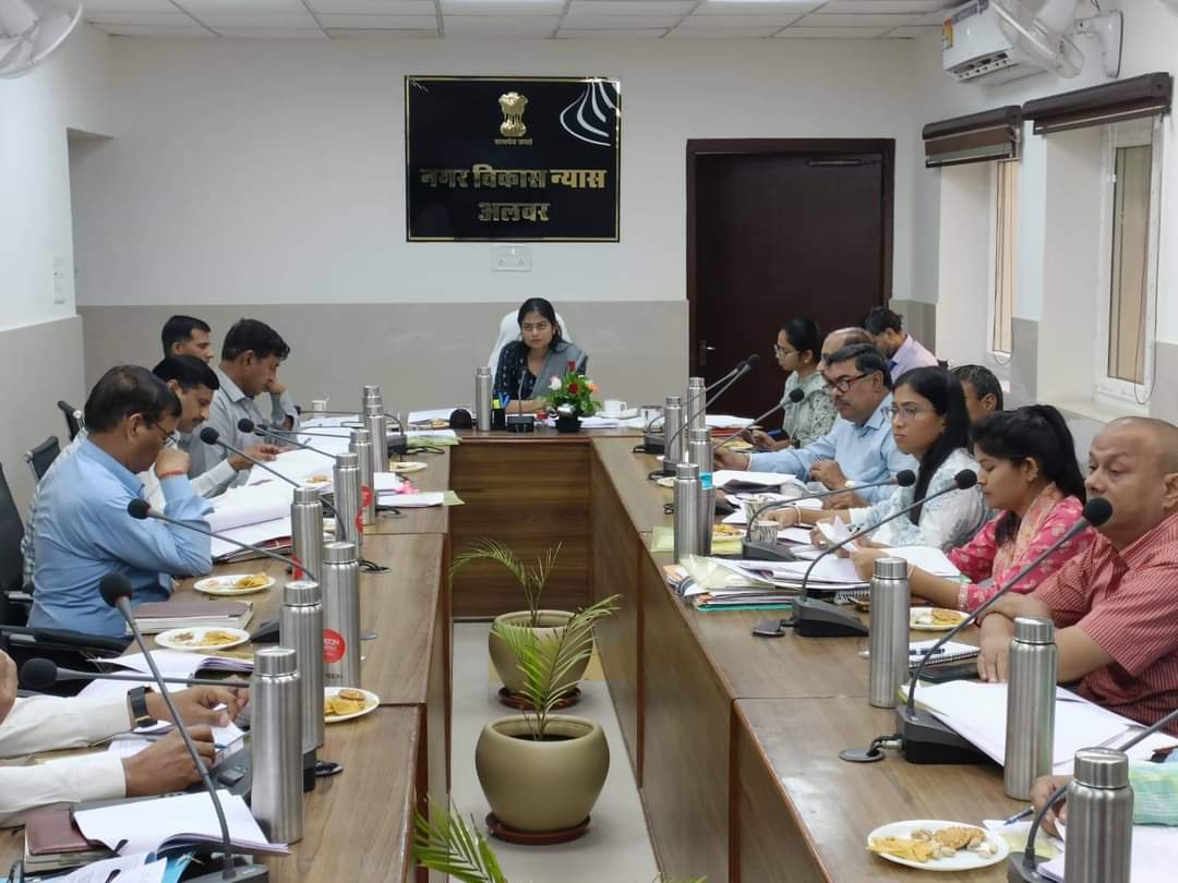 अलवर। यूआईटी में अधिकारियो की बैठक लेती कलेक्टर। अलवर। यूआईटी में अधिकारियो की बैठक लेती कलेक्टर।