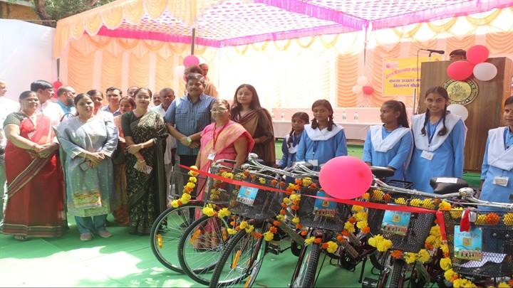 छात्राओं को साइकिल वितरित करते हुए विधायक सुदेश राय छात्राओं को साइकिल वितरित करते हुए विधायक सुदेश राय